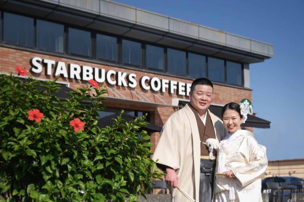 伝統的な衣装の二人